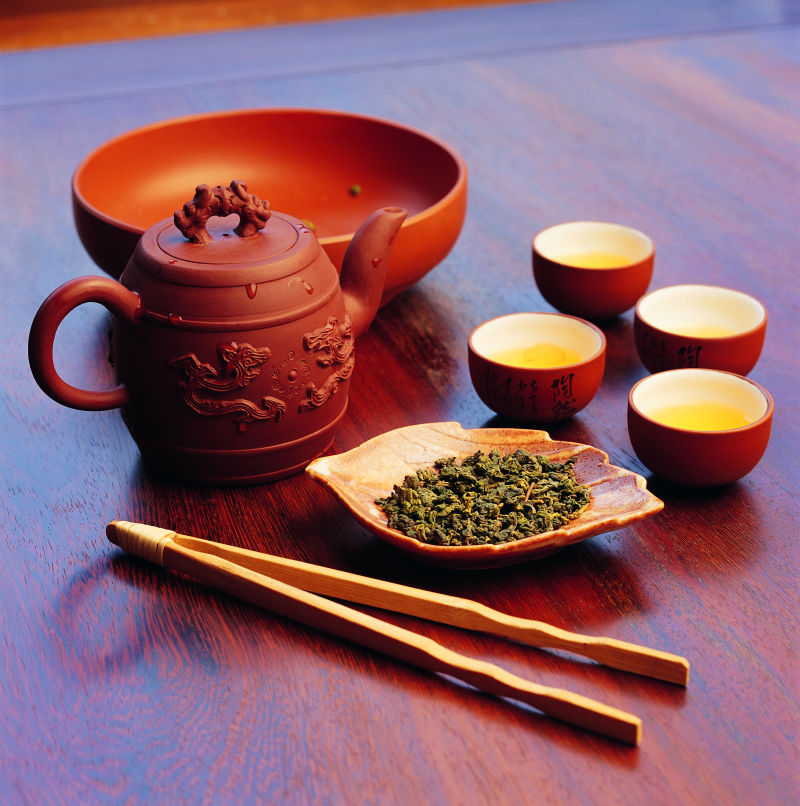 红木桌上的茶具和茶叶