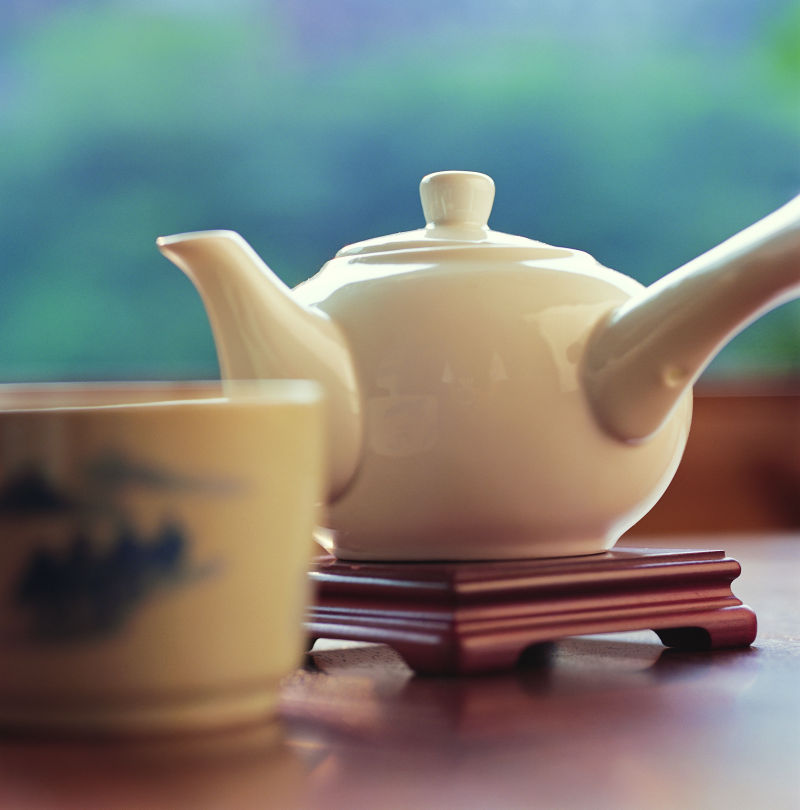 白色的茶具和茶壶