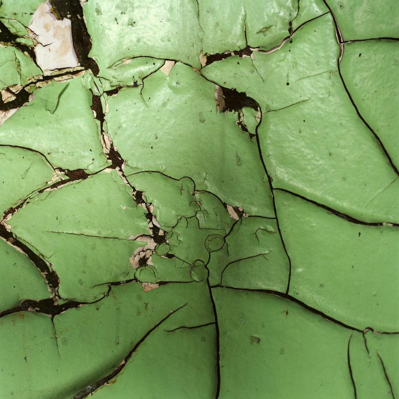 有裂缝的绿色石膏墙