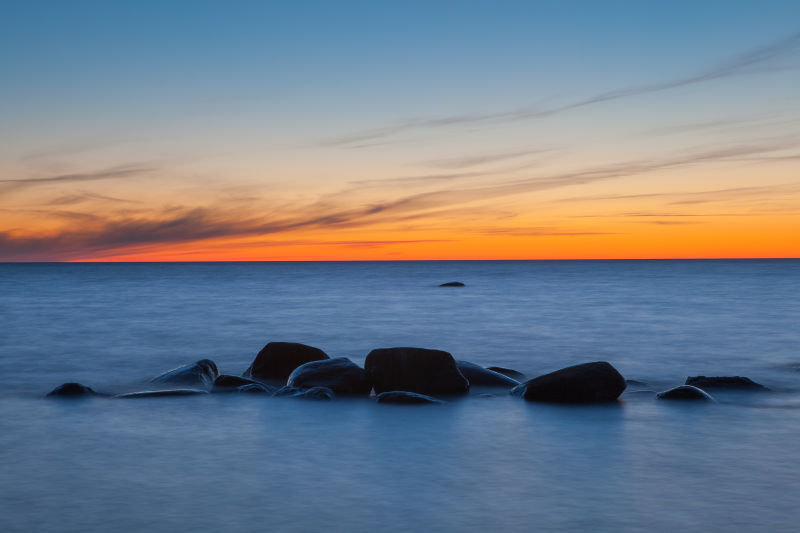 日出的爱沙尼亚岛岩石海岸