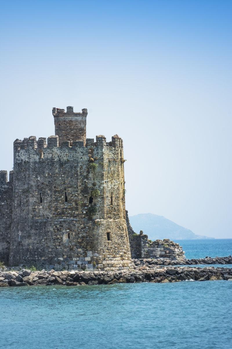 海岸线边上的旧城堡