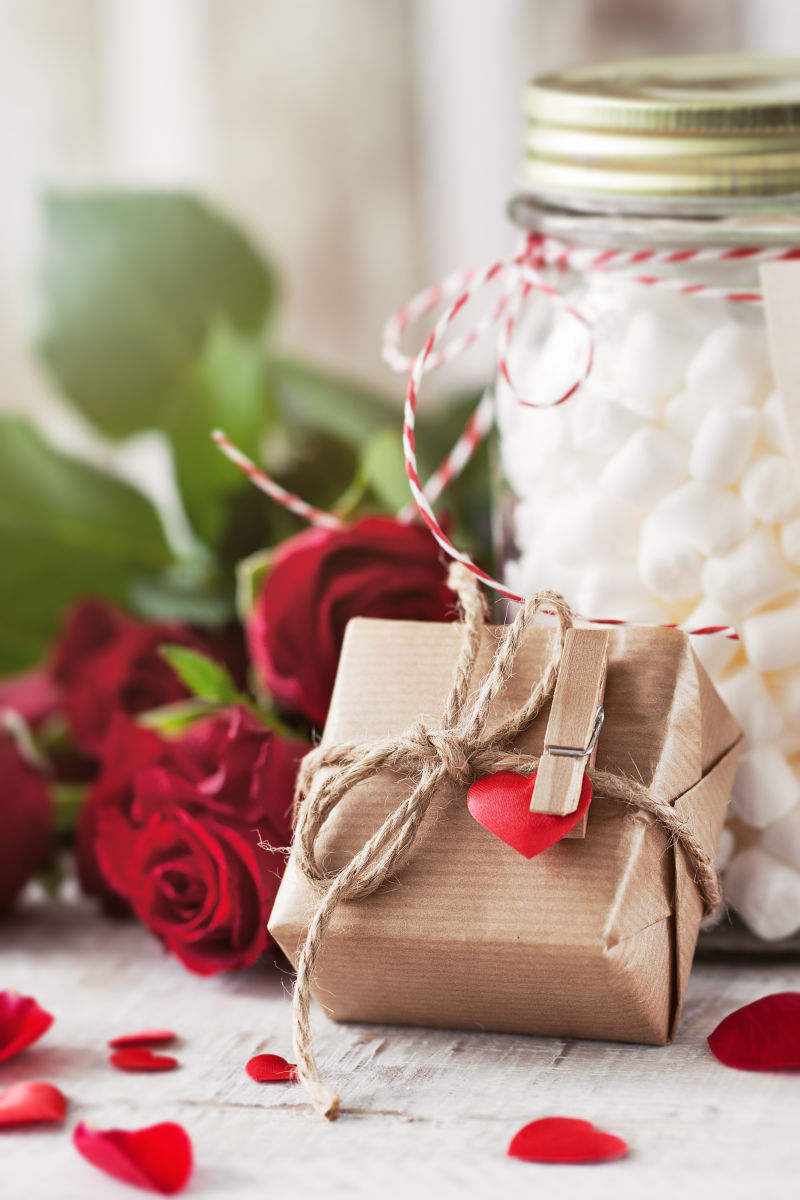 桌子上的红玫瑰爱心贴纸和礼物盒