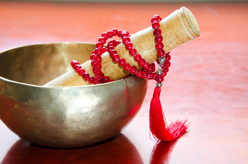 西藏碗与红色的串珠