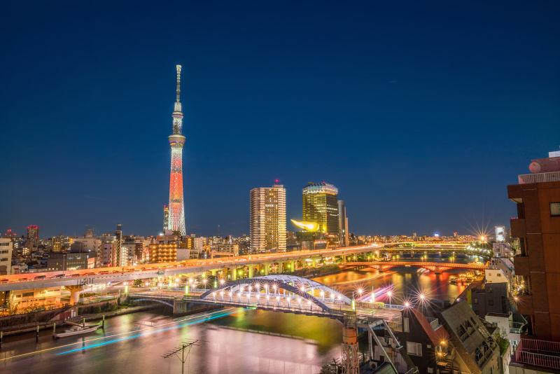 东京天际线与日本苏米达河美丽的夜景