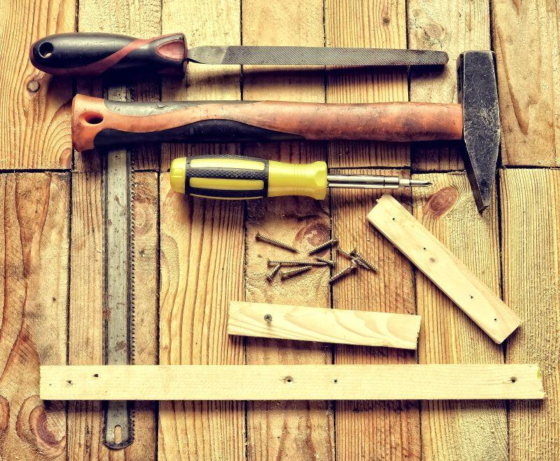 木桌上的锤子平锉钉子等工具