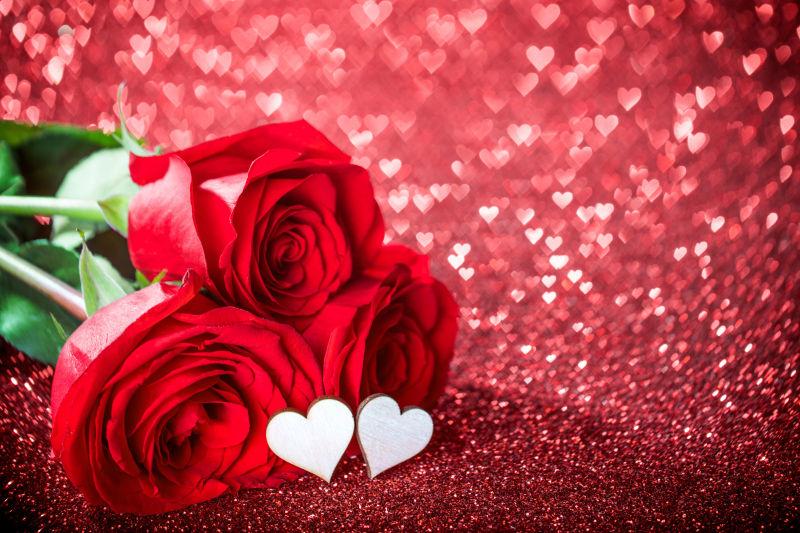红色心形背景中的玫瑰花和两颗心