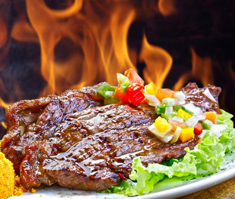 火焰背景下的烤肉美食