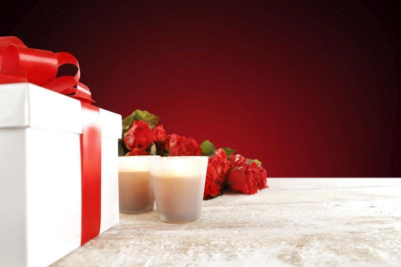 桌上的红玫瑰与礼品盒