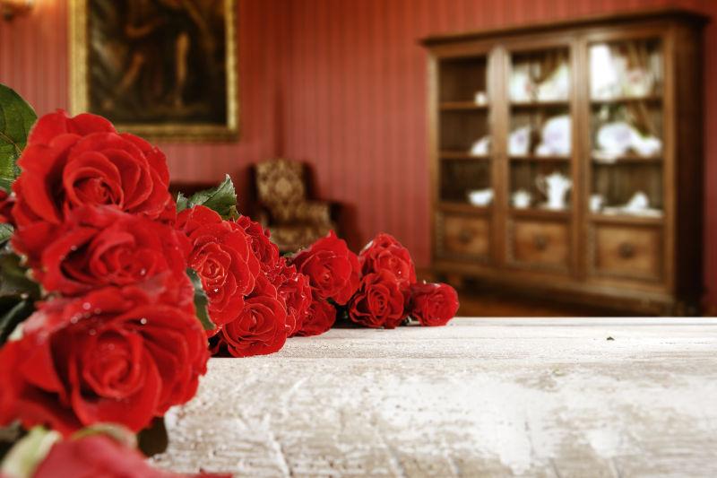 复古屋子里的红色玫瑰花