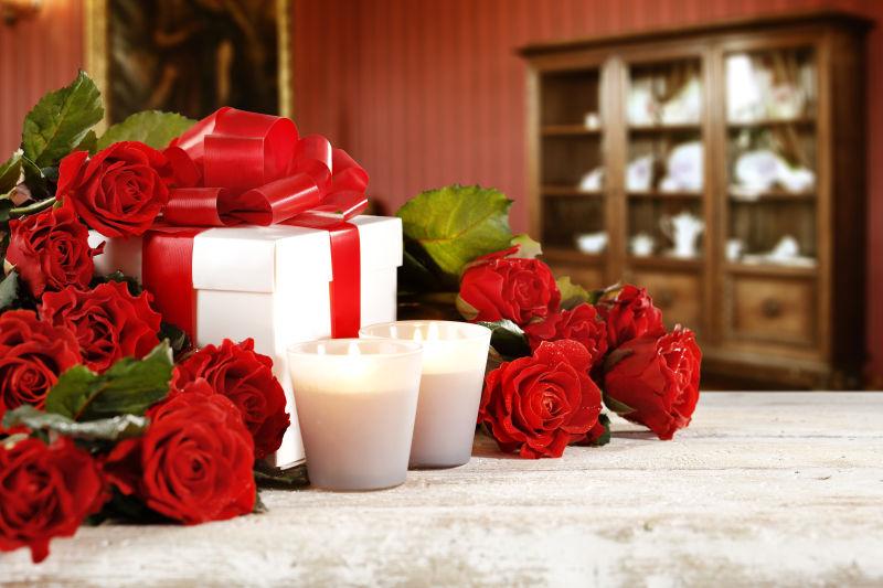 白色礼盒与红色玫瑰花