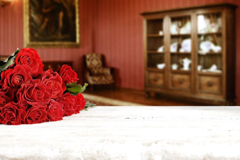 室内白色桌面上的红色玫瑰花