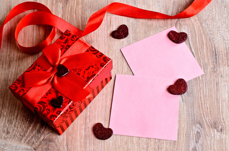 情人节红色丝带礼物和卡片
