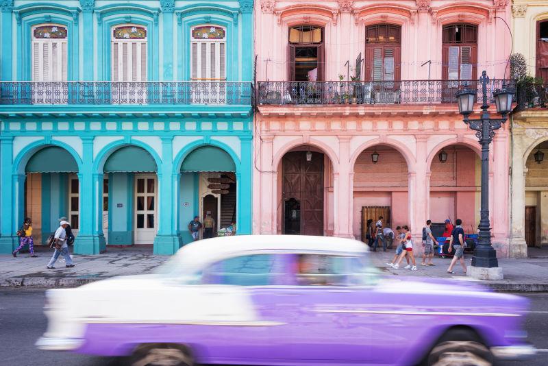 经典老爷车在哈瓦那老古巴大街上