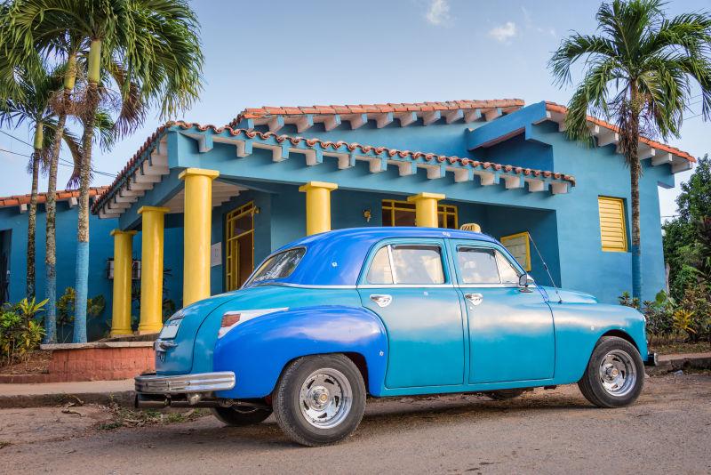古巴比尼亚莱斯蓝色老式经典美国车