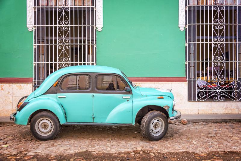 古巴特立尼达铺路街上的老式汽车