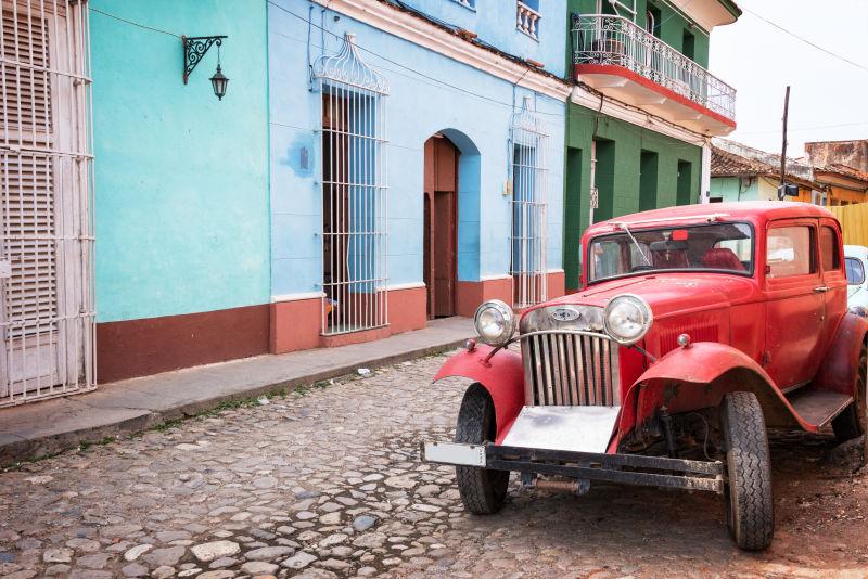古巴特立尼达一条街上的老式汽车