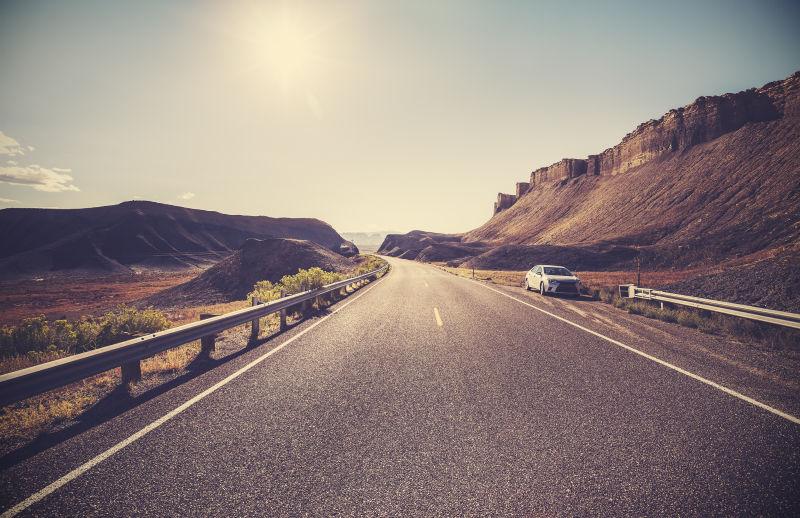 有阳光的蓝天下的旧式复古风格沙漠公路
