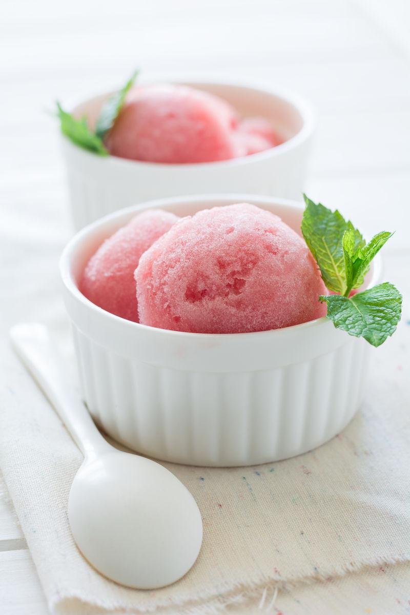 西瓜雪糕冰淇淋在白底碗中