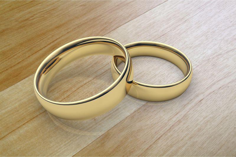 木桌面上的一对结婚戒指