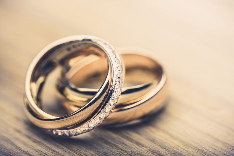 木板上的一对结婚戒指