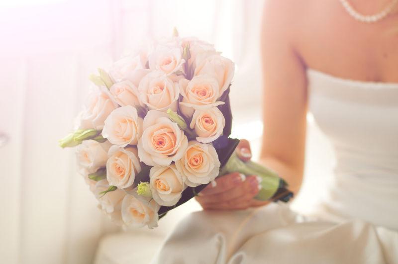 新娘手里拿着的美丽的花束