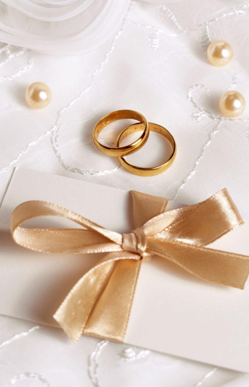 结婚请柬上的一对戒指和珍珠