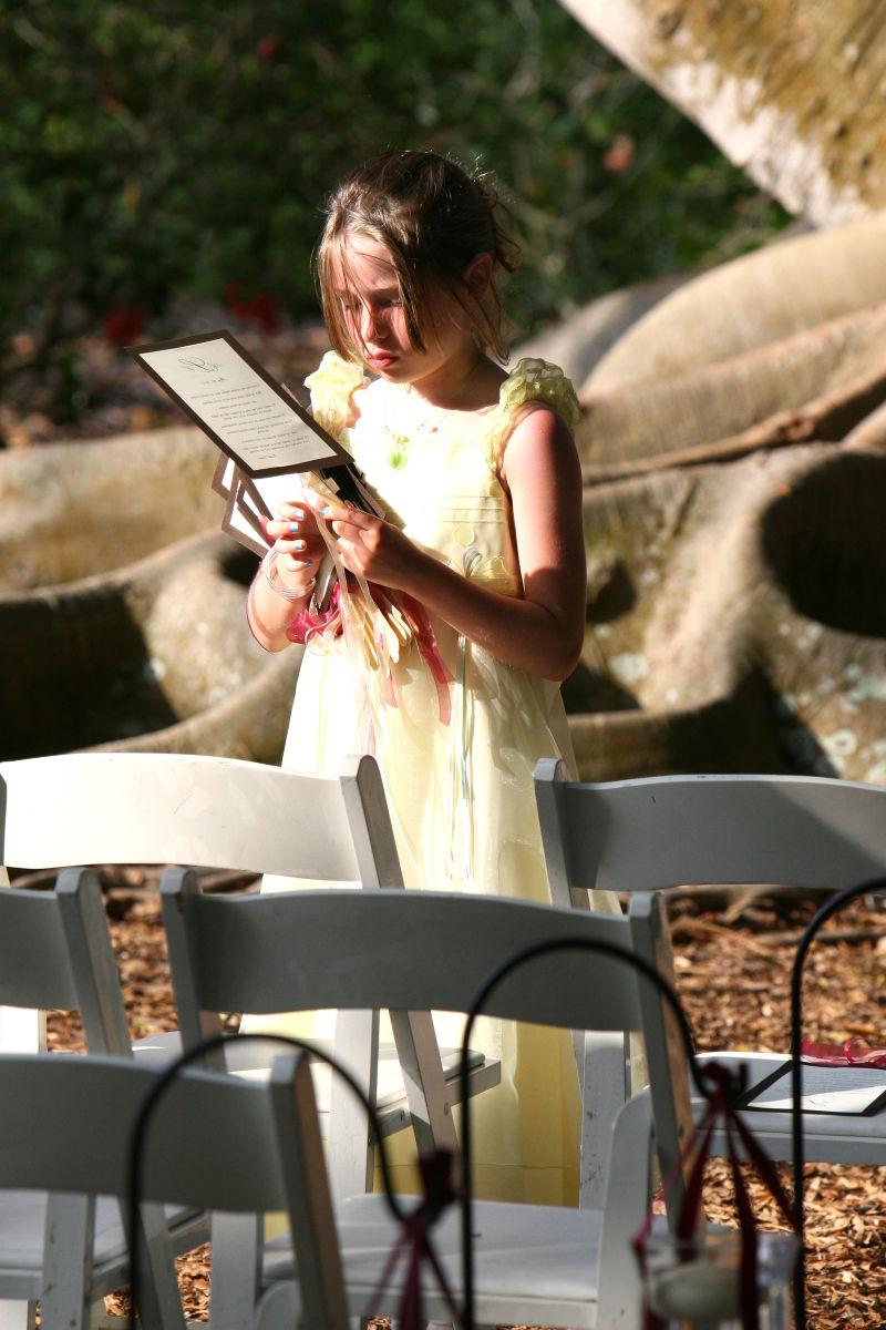 女孩在婚礼上朗读