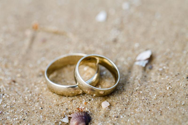 沙滩上的一对戒指