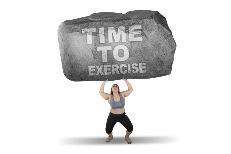 肥胖女子举起大石头随时间锻炼