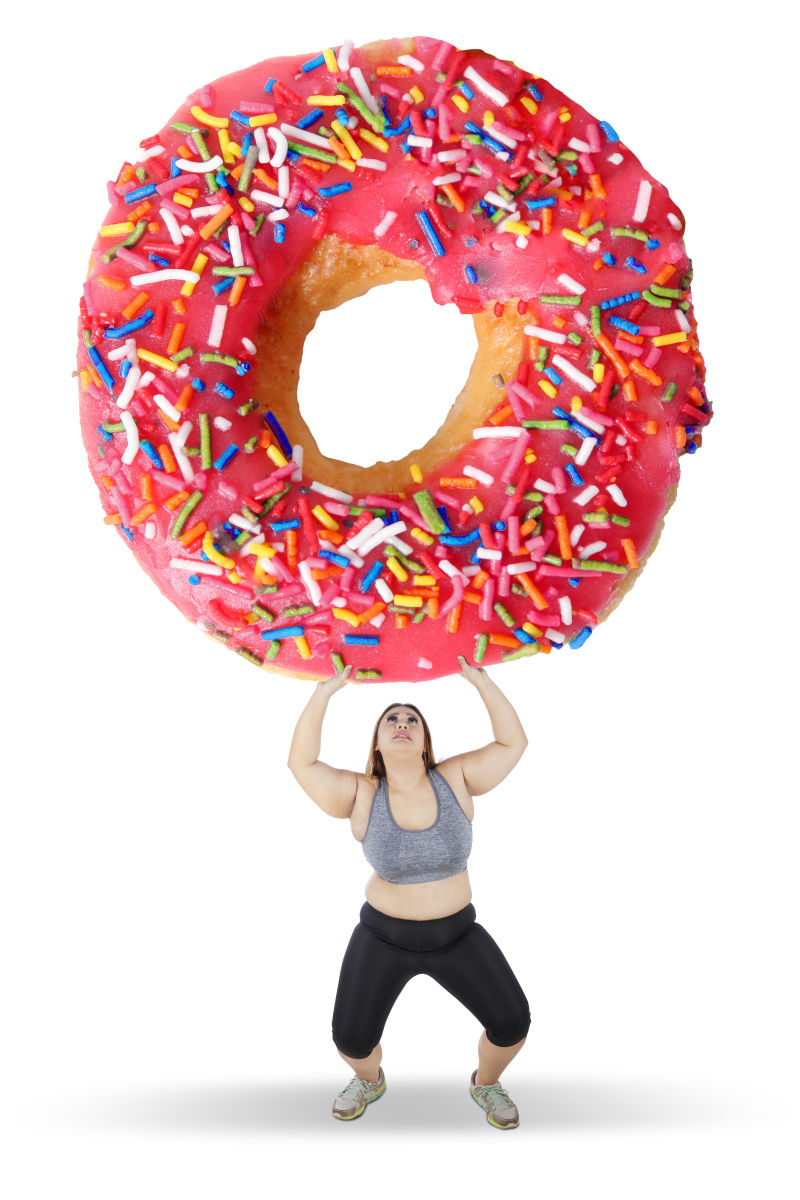 胖女人举起大甜甜圈