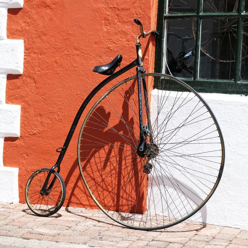 墙边的古董自行车