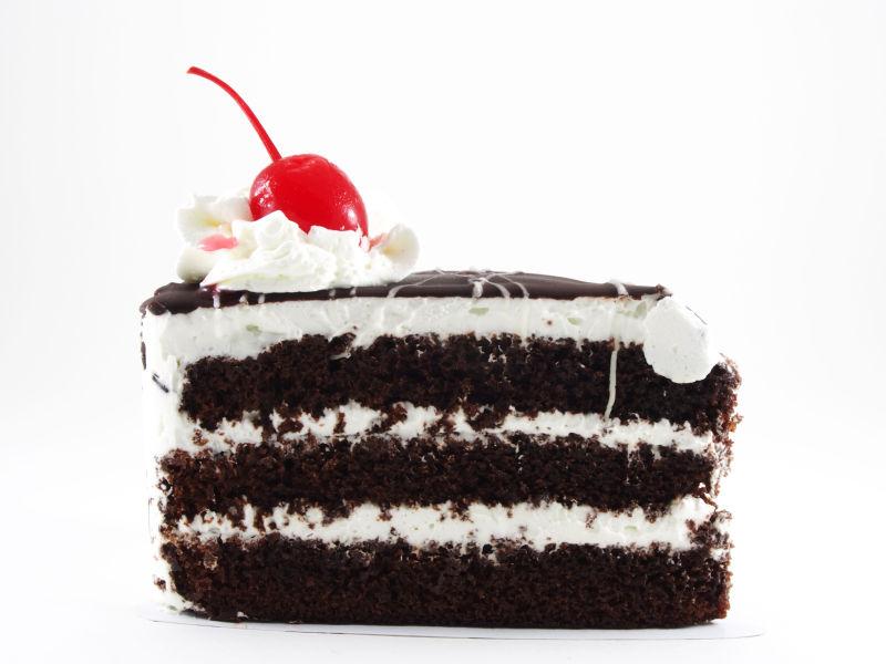 白色背景下的切块巧克力蛋糕