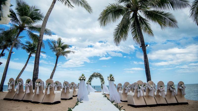 热带海滩上的结婚婚礼