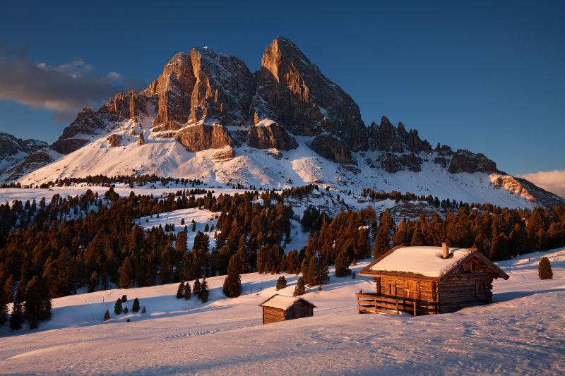 冬日阳光下的覆盖着雪的山村和山峰