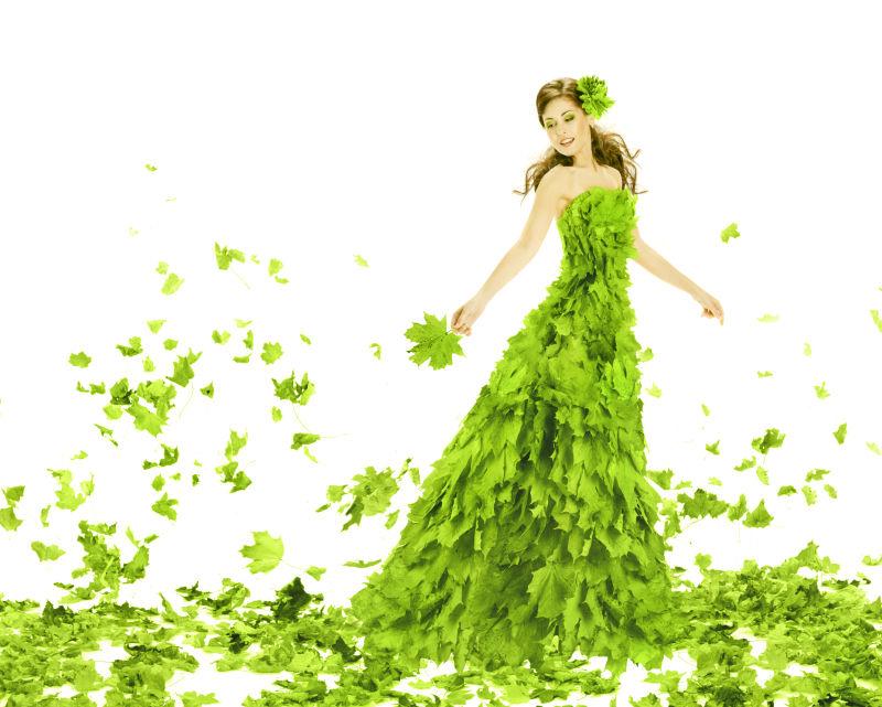 穿着绿色树叶长裙的美女
