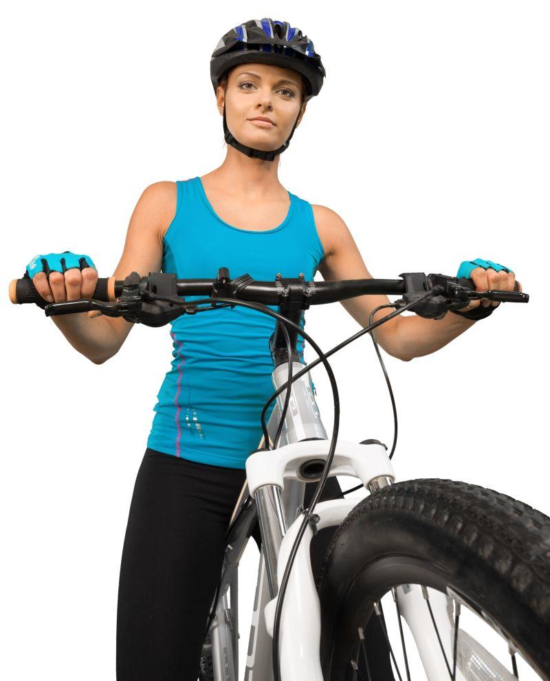 白色背景下骑自行车带头盔的女人