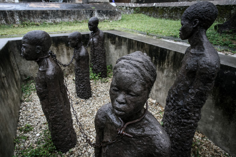 奴隶制纪念碑雕塑和链在前奴隶贸易的地方