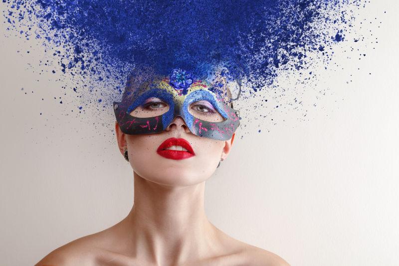 蓝色爆炸头的面具女模特