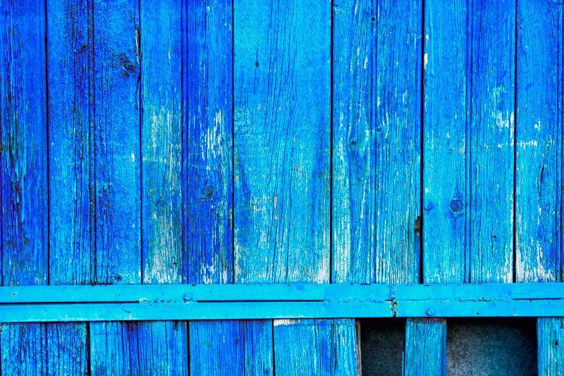 漆成鲜艳的蓝色的木板墙壁