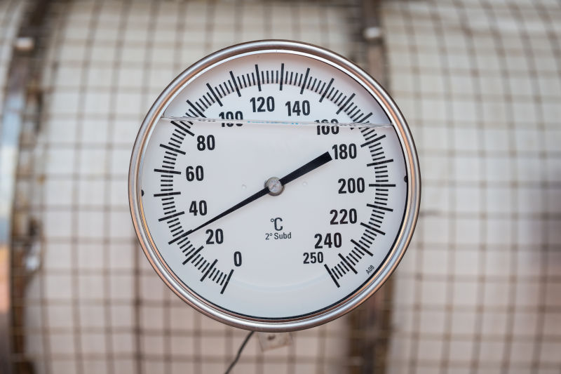油气平台气压增压器吸头上的温度计