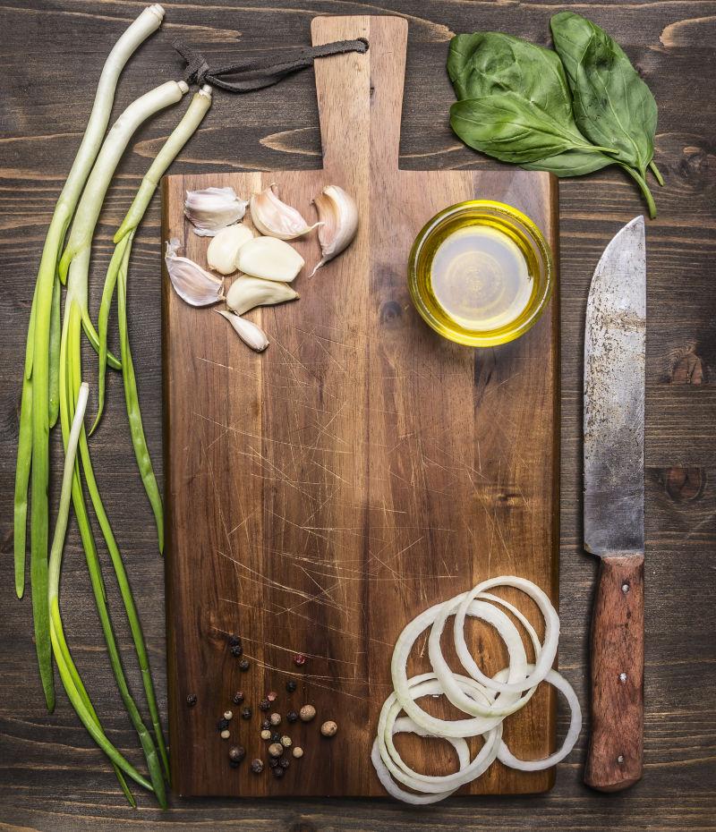 木板上的蔬菜和砧板和菜刀