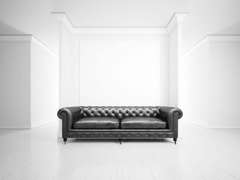 黑色沙发在白色空间里