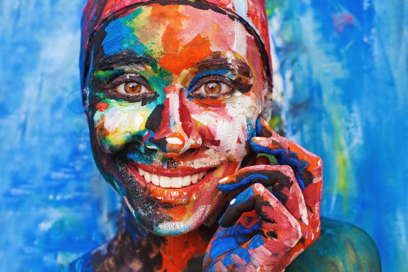 微笑的女人完全被厚厚的油漆覆盖