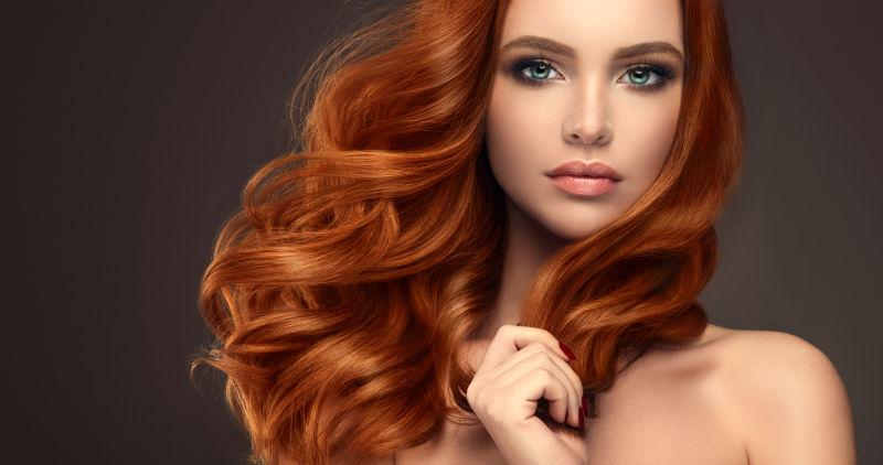 美丽的红头发卷发的模特女孩