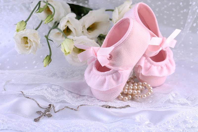 粉色的婴儿鞋和鲜花