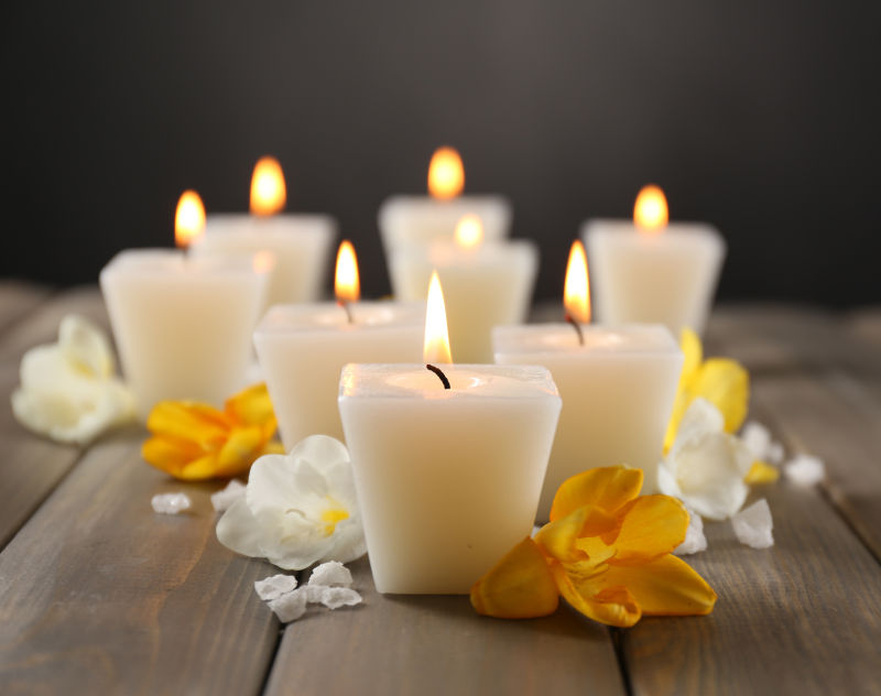白色的蜡烛与美丽的花朵