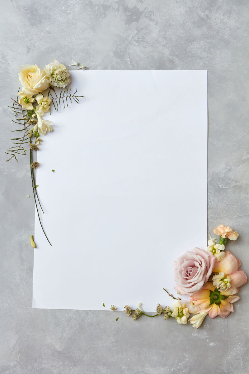 空白纸张与花朵花瓣