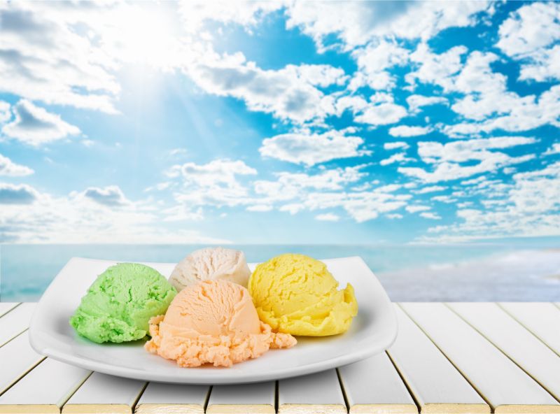 白色盘上的冰淇淋球