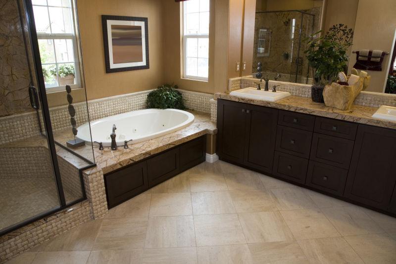 宽敞的浴室与现代浴缸和瓷砖地板