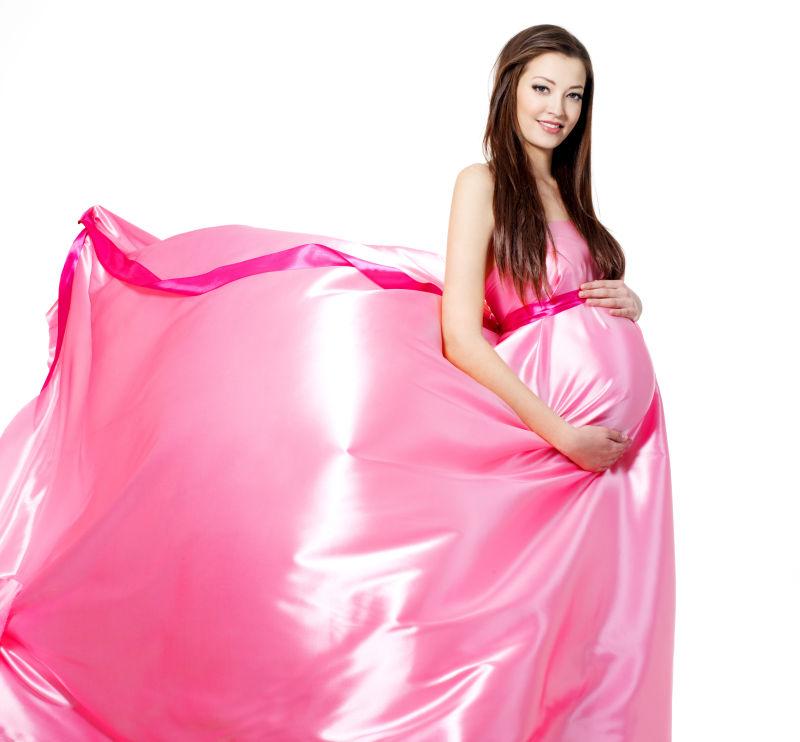 穿着粉色礼服的美丽孕妇